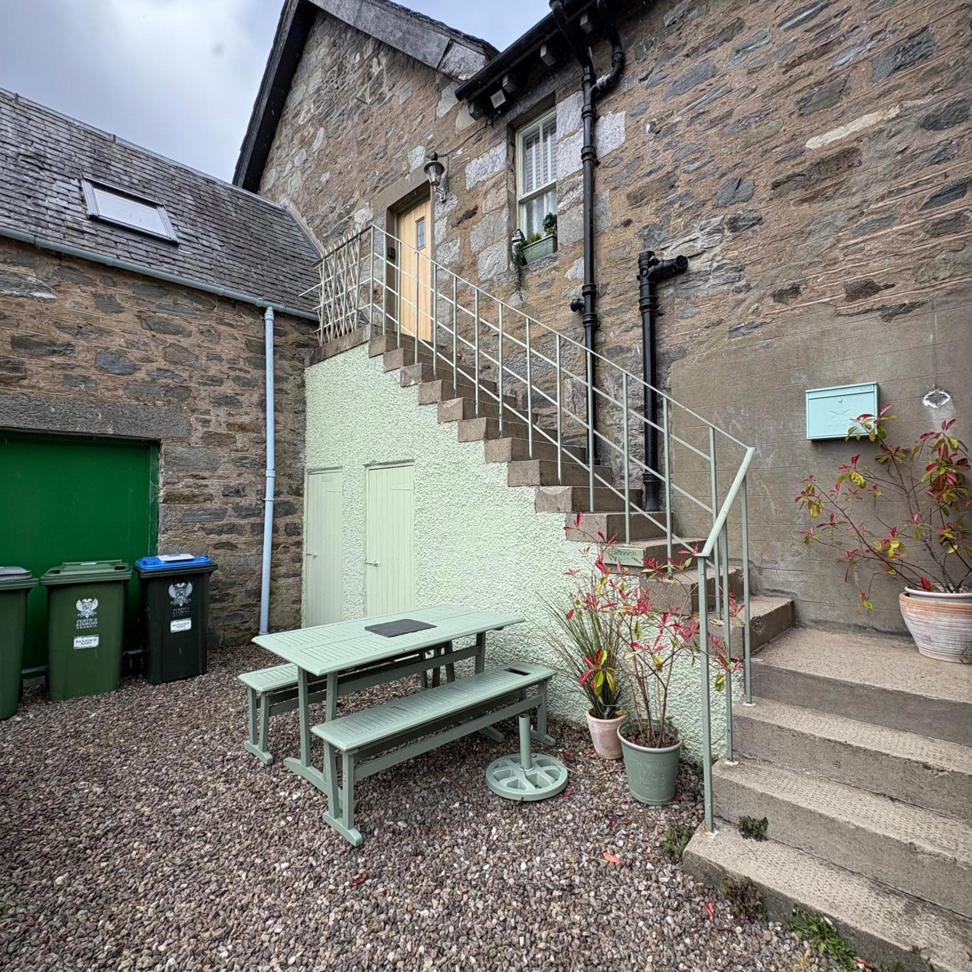 The Rannoch Nest, Kinloch Rannoch Apartment Exterior photo